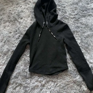 Stronger hoddie - Säljer denna tröja ifrpn stronger som jag tyvärr inte använt så mycket så den är i nytt skick. Storlek xs Tryck inte på köp nu!