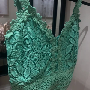 Grön söt topp - Grön topp. Mycket starkare gräsgrön färg än på bilden.💚 st XS-S