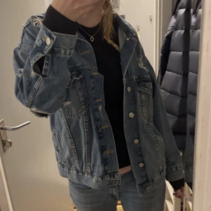 Jeansjacka - Skitsnygg jeansjacka köpt på sellpy! Skulle säga att den sitter som en S😍Jättebra skick 