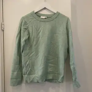 Grön stickad tröja i jätteskönt material, endast använd 1 gång🫶🏻