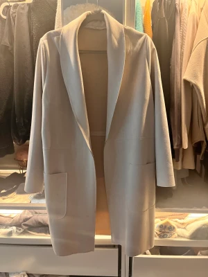 Zara kappa - Super fin kappa från zara. Säljer för att den inte kommer till användning. Det är en storlek L men jag skulle söga att de är som är s/m. 