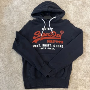 Blå hoodie - Blå Hoodie med tryck. Mjukt material. Tröjan är aldrig använd! 