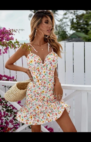 Blommig klänning  - Helt ny oanvänd blommig klänning i storlek L (egentligen XL men den är liten)  Det är inte stretchiga material, inte heller genomskinlig. Verkligen super fin men tyvärr för liten för mig därav inga egna bilder, kan ta bild på den hängande på galge isf :)