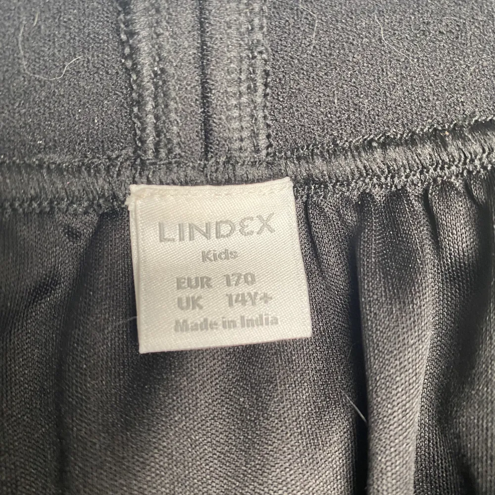 Plisserad kjol från Lindex i storlek 170. Jättefint skick, som ny! Går typ precis nedanför knäna. . Kjolar.