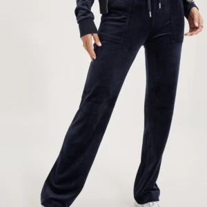 Juicy couture byxor - Intressekoll på mina mörk blå juicy couture byxor i storlek xs. Bra skick!