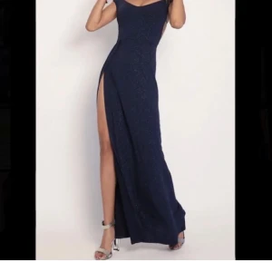 Balklänning  - Superfin balklänning med öppen rygg från Lucy in the sky! Använd en gång så i nyskick!