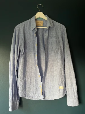 Skjorta  - Blå-rutig med vita inslag. Skjorta från scotch and soda i storleken S. Är i bra skick och inte använt den så mycket. Hör av dig om du är intresserad. 