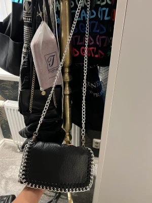 Svart Tiamo väska  - En svart tiamo väska med silverkedja 💕