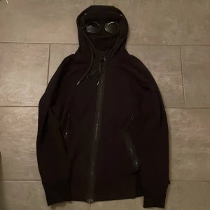 CP Company hoodie - Tjena, säljer nu min CP Company hoodie i storlek S. Den är i superbra skick och den har inga hål eller liknande. Det finns en QR kod som bara är att skanna för att se att den är äkta. Jag är öppen för byten mot kläder eller skor. Skriv för frågor.🤩