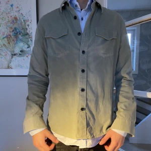 Grön overshirt - En super fin och stilren overshirt från tiger of sweden.  Pris kan diskuteras!