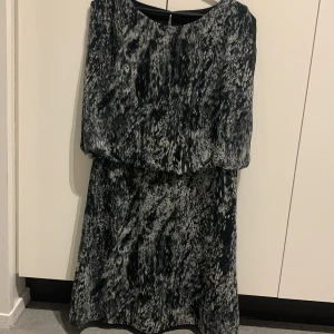 Grå och svart klänning  - Andvänd ett par gånger.