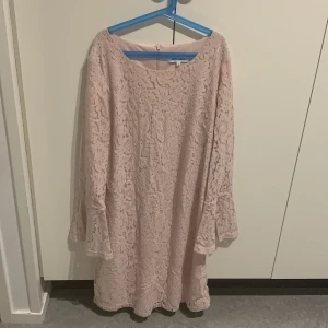 Klänning - Är inte andvänd någon gång.