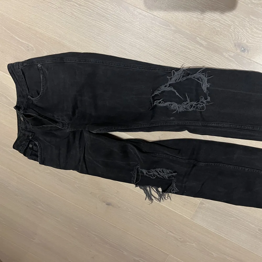 Populära svarta jeans med hål från Gina Tricot. Fint skick💗 . Jeans & Byxor.