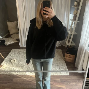 Stickad hoodie - Fin stickad hoodie från Lindex i bra skick! Säljer på grund av dålig användning! Nypris 400