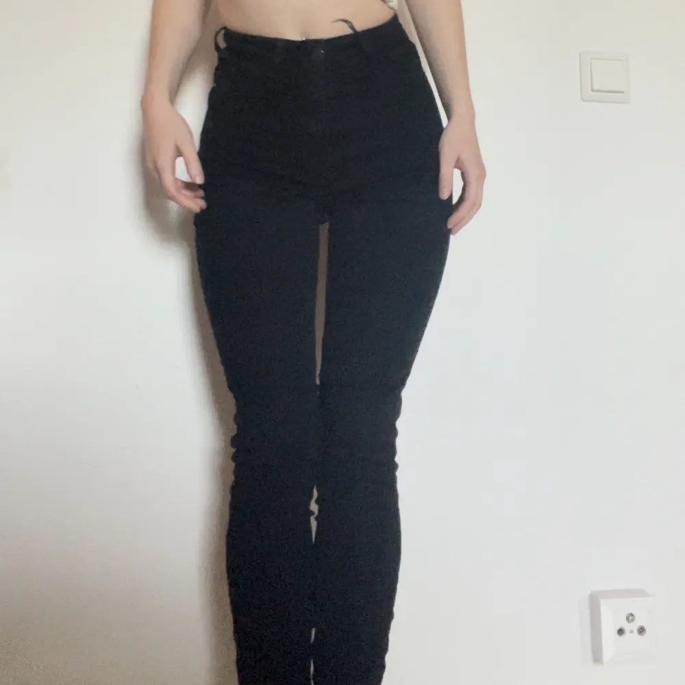 Svarta skinnyjeans från Gina tricot i modellen Molly. De är i storlek Xs. Inte urtvättade. . Jeans & Byxor.
