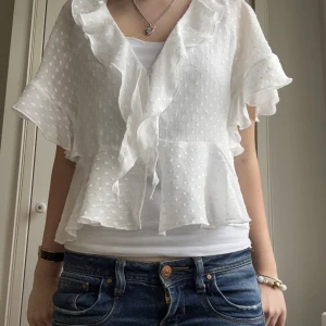 Blus  - Säljer denna fina blusen 🤍🫶🏻