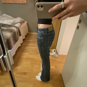 lågmidjade jeans - så snygga lågmidjade jeans i strl 27x32. de är uppsprättade nertill för att bli längre, skriv för mått❤️ 