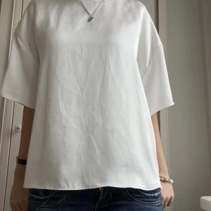 Snygg topp  - Säljer denna otroligt fina topp🤍