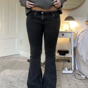 Lågmidjade Jeans  - Köpte dessa assnygga jeans här på Plick men tyvär när jag fick hem de var dom för stora, därav säljer jag vidare. Köpte av förra ägaren för 600.