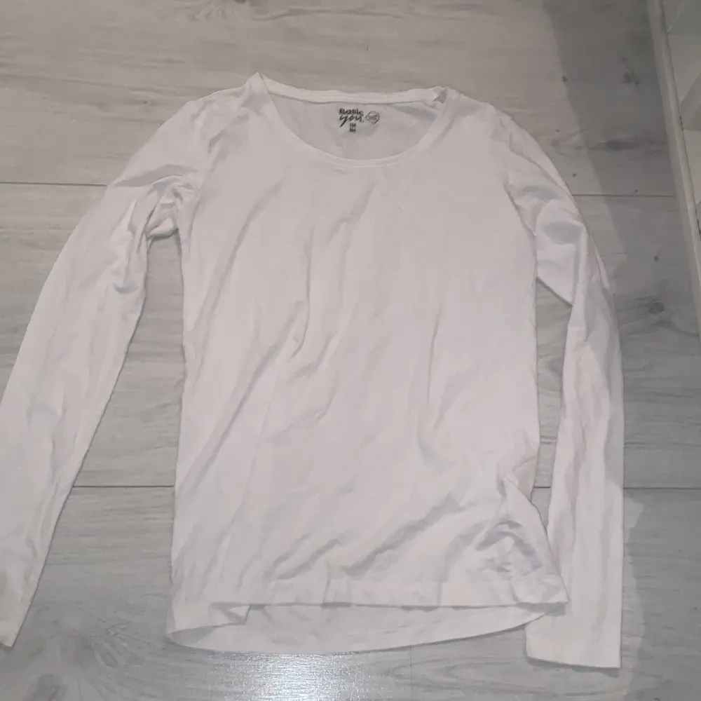 Säljer denna vita tröjan, aldrig använda, endast testa, (ej fri frkat) . T-shirts.