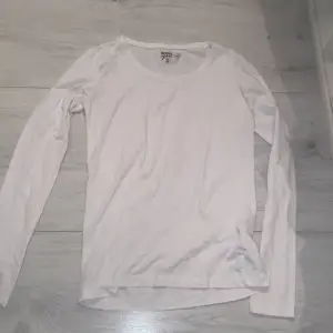 Säljer denna vita tröjan, aldrig använda, endast testa, (ej fri frkat) 