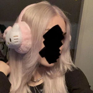 Hello Kitty öronmuffar - Har endast testat en gång super söta men använder aldrig köpte från fruugo för 359kr+ frakt 95kr  🫶🏻 *kan gå ner i pris vid snabb affär*
