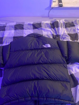 The north face  - Fluff jacket 700 från the north face.den är i nyskick.storlek M nypris ligger runt 3600