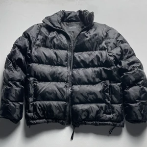 Trapstar PUFFER jacket - Extremt skön och rare trapstarjacka!  Perfekt för vintern endast använd ett 10-tal gånger Condition som ni ser är 9.5/10 Storlek medium, sitter oversized. (Exakt som tnf)