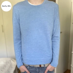 J Lindeberg tröja - Tröja i 100% merino ull från J.Lindeberg | Skick 8/10 inga defekter men lappen inuti är ganska sliten | Det står storlek L men har krympt extremt mycket så sitter som XS | Nypris, 1200. Vårt pris, 399 | Modellen är 165 och väger ca 50 kg | 