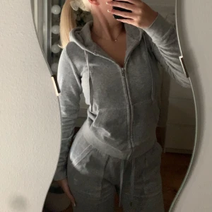 Juicy couture  - Ett grått juicy couture sett i storlek xs. Säljer för att det inte kommer till använing och därav är det väldigt bra skick.  Jag har sytt upp byxorna lite så det passar de som är 160 cm långa perfekt😇