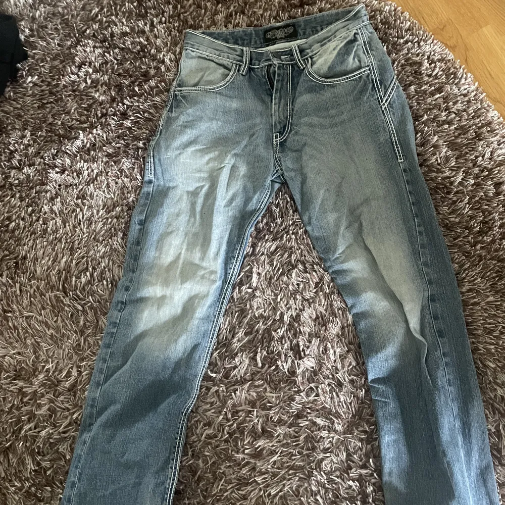 Baggy jeans som är lowwaisted! Jätte fina jeans men har lite slitning längst ner på benet och ena knappen saknas tyvärr på ena fickan🤍🤍. Jeans & Byxor.