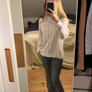 Så fin hoodie från zara i jätte härligt material! Knappt använd så är i jätte fint skick!