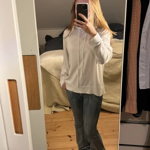 Zara hoodie - Så fin hoodie från zara i jätte härligt material! Knappt använd så är i jätte fint skick!