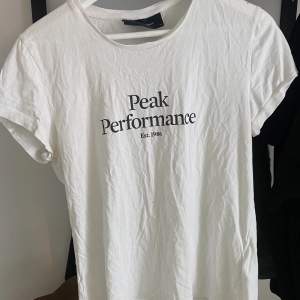 En peak performance t-shirt i storlek M. Den är i bra skick