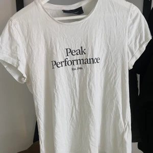 Peak performance tröja  - En peak performance t-shirt i storlek M. Den är i bra skick