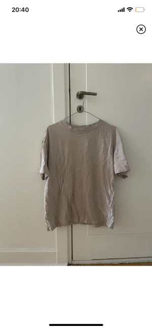 Greige ultramjuk t-shirt - Världens mjukaste t-shirt i greige (beige mot grått). Storlek L och väldigt oversize på mig som har s, så förmodligen inte supertight på en L