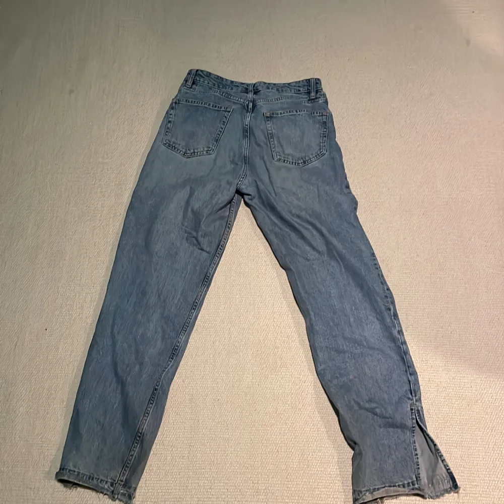 Fina jeans från h&m. Säljer för att de är för små för mig. Lite slitna där nere vid fötterna  skriv för mer bilder eller info  tryck helst inte på köp nu först ☺️. Jeans & Byxor.