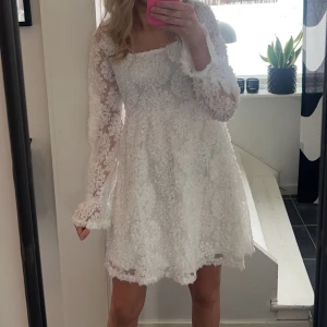 Studentklänning  - Säljer min super fina studentklänning. Använt endast på studentdagen så iprincip ny. Storlek XS. Nypris är 1000kr säljer för 500kr