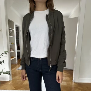 Bomberjacka!! - Snygg bomberjacka med perfekt passform!