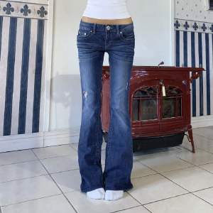 Guess jeans Lågmidjade boot cut köpta från plick säljer då dom tyvärr är för korta för mig💗midja rakt över 35cm & innerben 81cm💗Billder från föra ägaren
