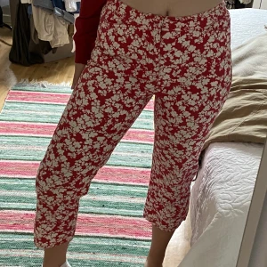 Calvin Klein byxor  - Blommiga byxor från Calvin Klein, jag är 170 lång och sitter mellanmidjade på mig. Passar S-M beroende på hur de önskar sitta. 