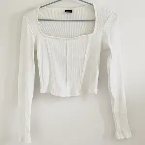 Slutsåld vit långärmad tröja med korsettliknande detaljer på framsidan från Gina Tricot. Säljs då den inte kommer till användning, använd max 3-4 gånger. Inga fläckar och är inte sliten. Köpt för 199kr, säljer för 50kr.