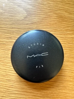 Mac Studio Fix C35 - Fel färg för mig tyvärr. Ord pris 350kr 