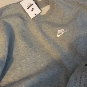En mysig Nike sweatshirt som passar till det mesta. Jätte fint skick ❣️original pris 699kr