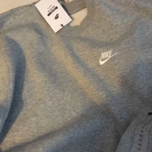 Nike sweatshirt - En mysig Nike sweatshirt som passar till det mesta. Jätte fint skick ❣️original pris 699kr