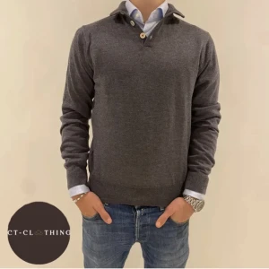 Tröja merinoull Stenströms - Säljer denna otroliga tröjan från det svenska märket Stenströms i merinoull. Modellen är 176 och 65kg (med en skjorta under)🟫