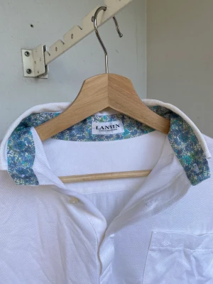 Lanvin tröja - Fet Lanvin tröja i storlek M. Jag skulle dock säga att den sitter mer som en S, men det beror på hur du vill att den ska sitta. Pris går att diskutera och skriv vid minsta fundering