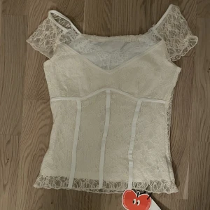 Spets topp - Säljer den här toppen eftersom den är för liten för mig. Oanvänd, lappen kvar.💗