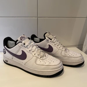 Air force 1 (lila)  - Storlek 43 Använt fåtal gånger, nypris 1400kr 