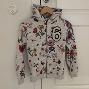 Ziphoodie - Ziphoodie från Zara kids. Blommig med en sexa.